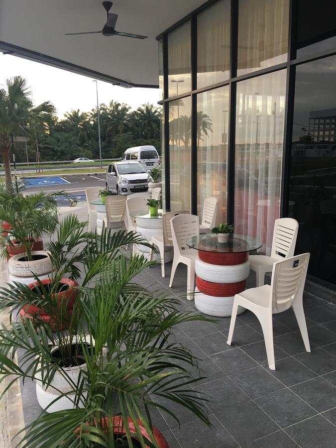 Hotel Zamburger Kota Warisan Sepang Exterior foto