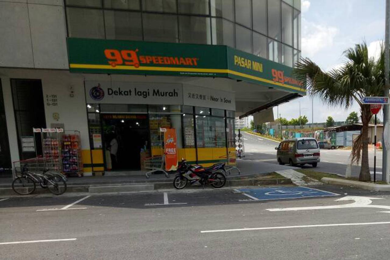 Hotel Zamburger Kota Warisan Sepang Exterior foto