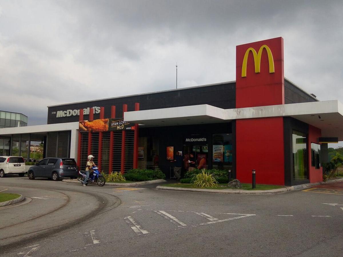 Hotel Zamburger Kota Warisan Sepang Exterior foto